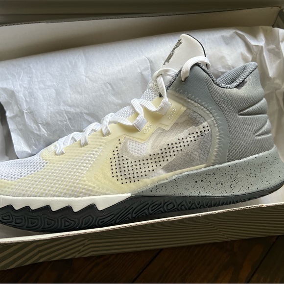 Nike Kyrie Flytrap V (GS) size 6.5Y - Picture 2 of 7